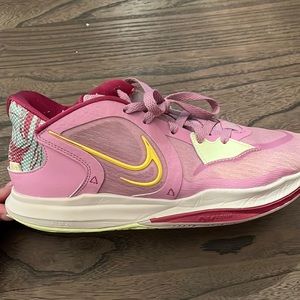 Kyrie 5 Women’s basketball shoes. Size 8.5